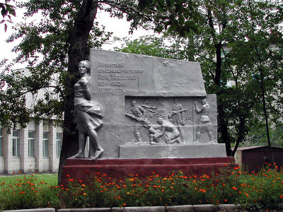 Памятник партизанке-разведчице Вере Терещенко.